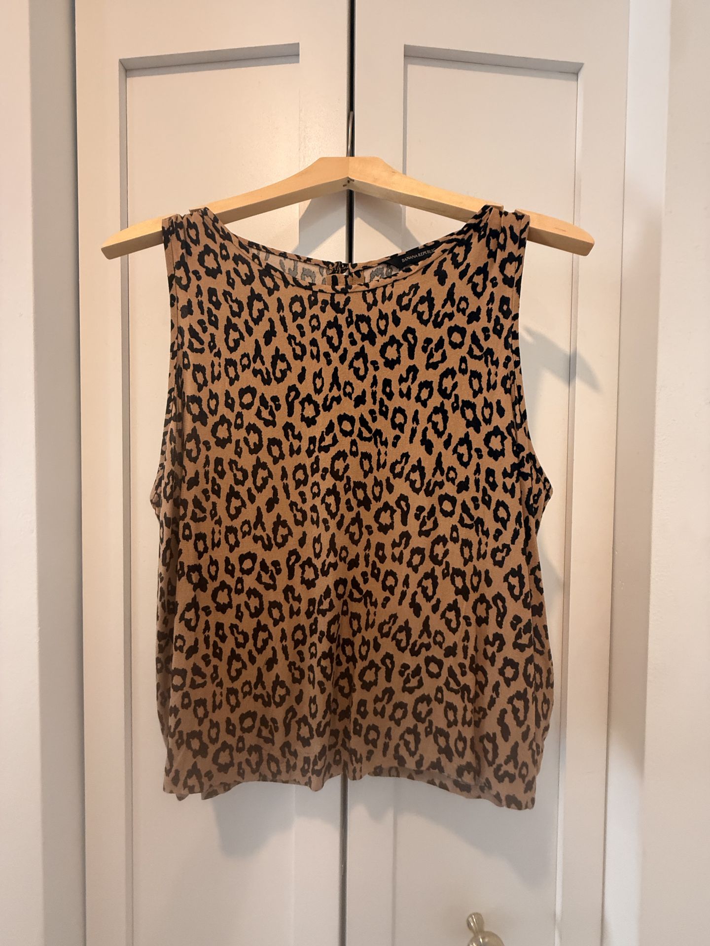 Banana Republic leopard print sleeveless blouse M