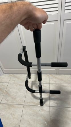 Pull ups bar