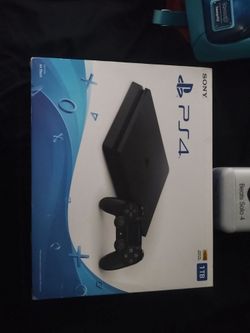 Like new PlayStation 4 1tb 2 controller