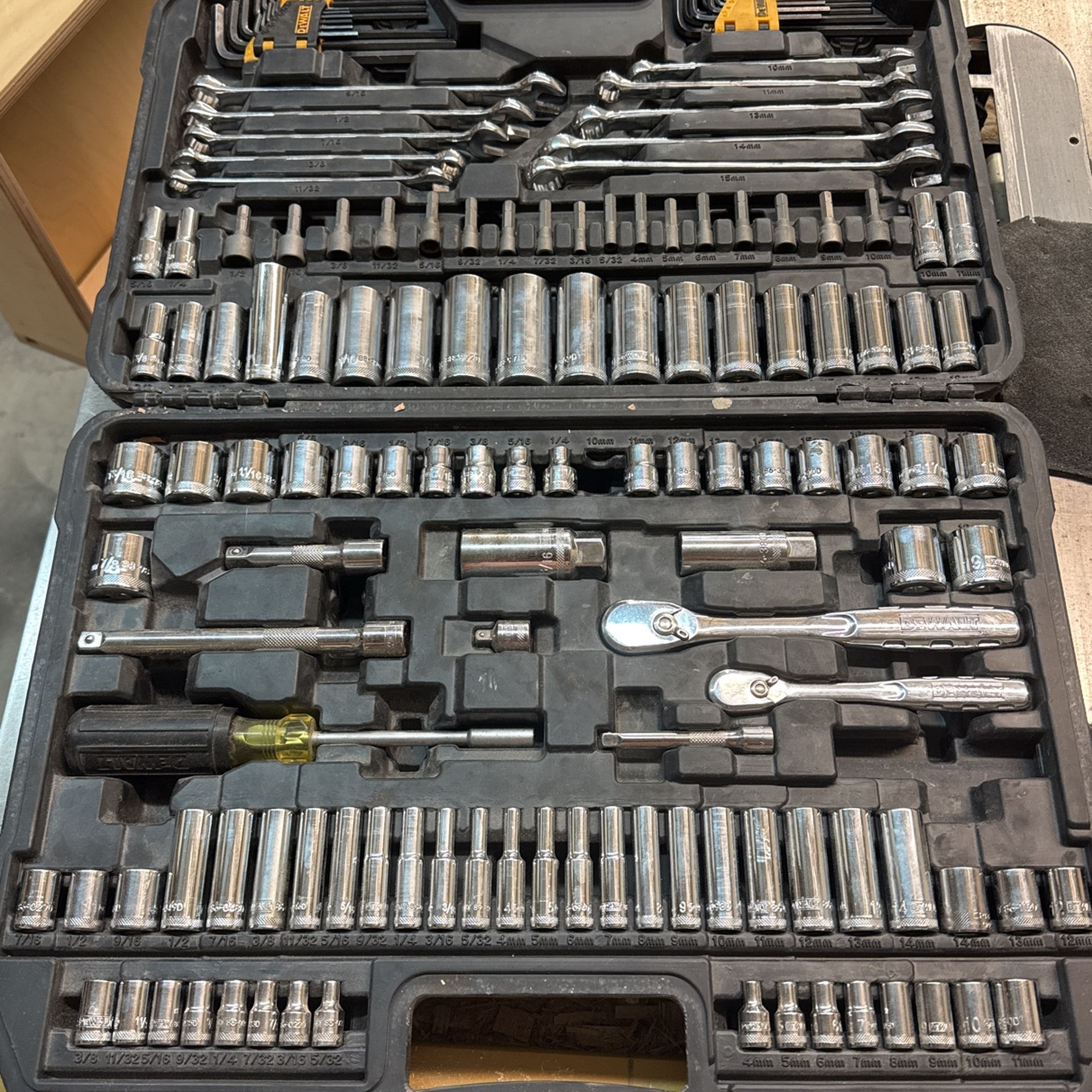 Dewalt 3/8”-1/4” Ratchet And Socket Set