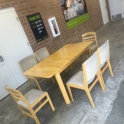 Dining Table w/ built in leaf and 6 chairs