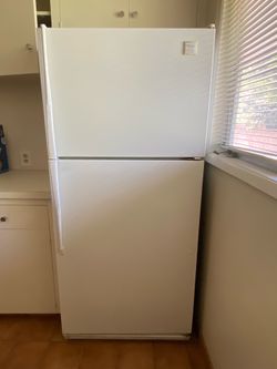 18 cf Whirlpool Refrigerator - Works