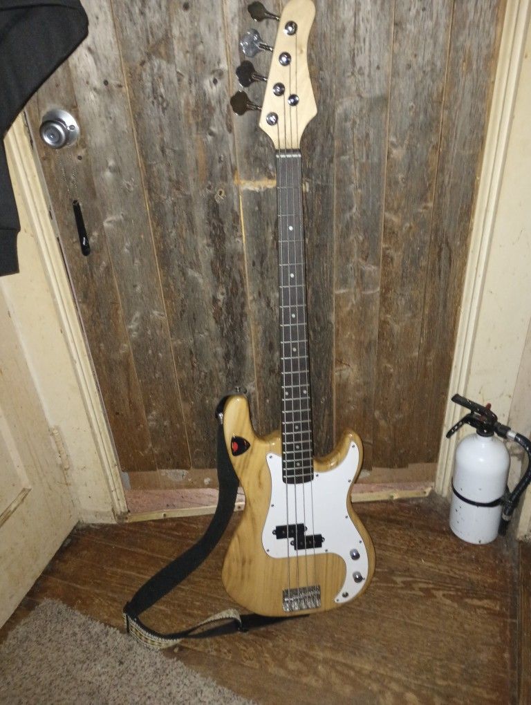 Wonderful Bass Never Used Comes With Amp And Chords And New Strings
