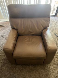 Brown Leather Power Recliner – Excellent Condition