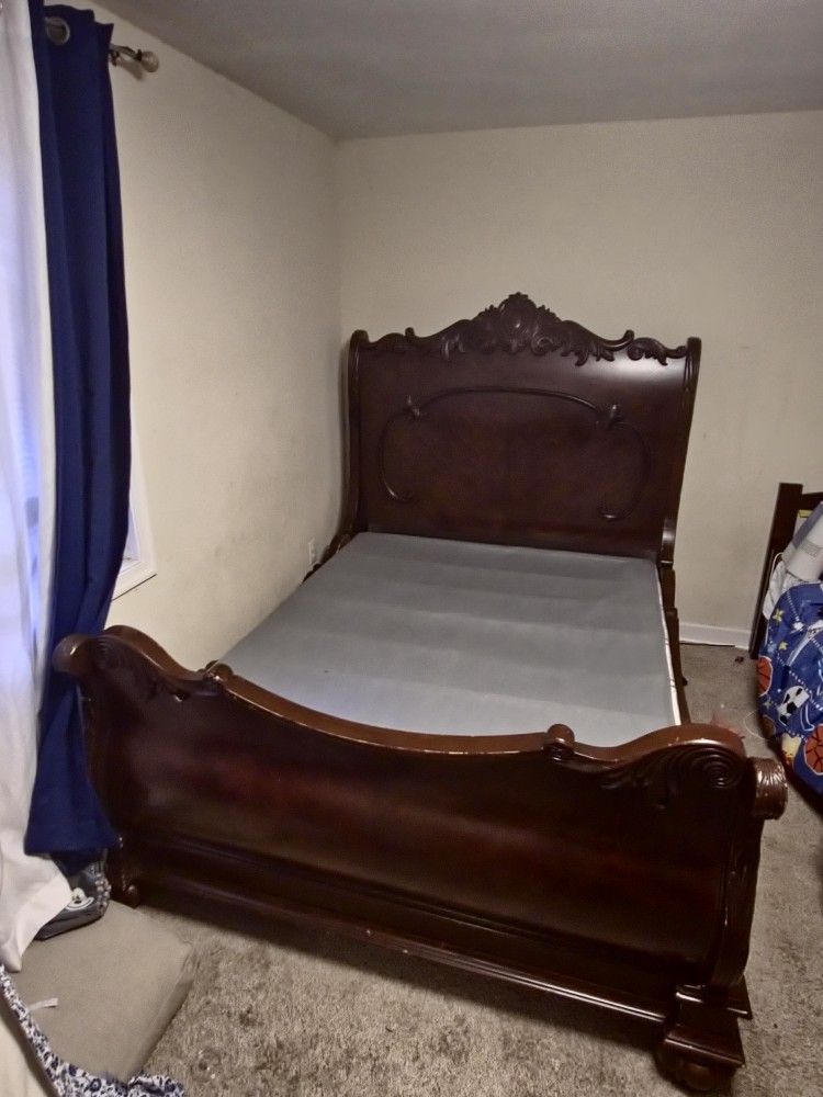 Gently Used Antique-Style Queen Bedroom Set – Solid Wood Bed, Dresser with Mirror, and a lamp table