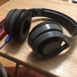 Black and grey bluetooth headphones