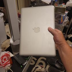 Macbook Pro 2010 13 Inch  250gb 4gb Intel Core 2 Duo  NEW BATTERY