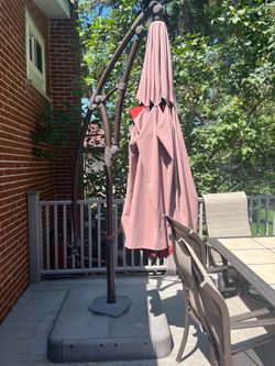 Cantilevered umbrella