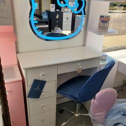 New Assembled White 5 Drawer Vanity Desk Available In Other Colors Come Visit Our Store In Paramount 