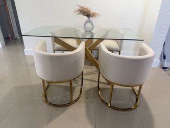 Dinning room / Mesa de comedor 4 sillas modernas y mesa de cristal