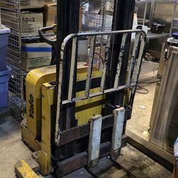 YALE E-162G WALK BEHIND FORKLIFT