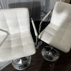 2 bar stools