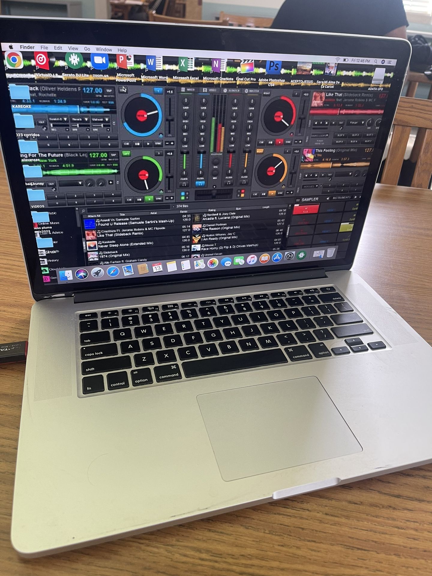 Apple pro i core 7 16 RAM 500 ssd GB 17” grande rapida trae miles de canciones y programas ✅VIRTUAL DJ 8 ✅SERATO DJ lite ✅Final Cut pro. EDITADO