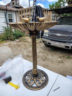 Light weight bird bath