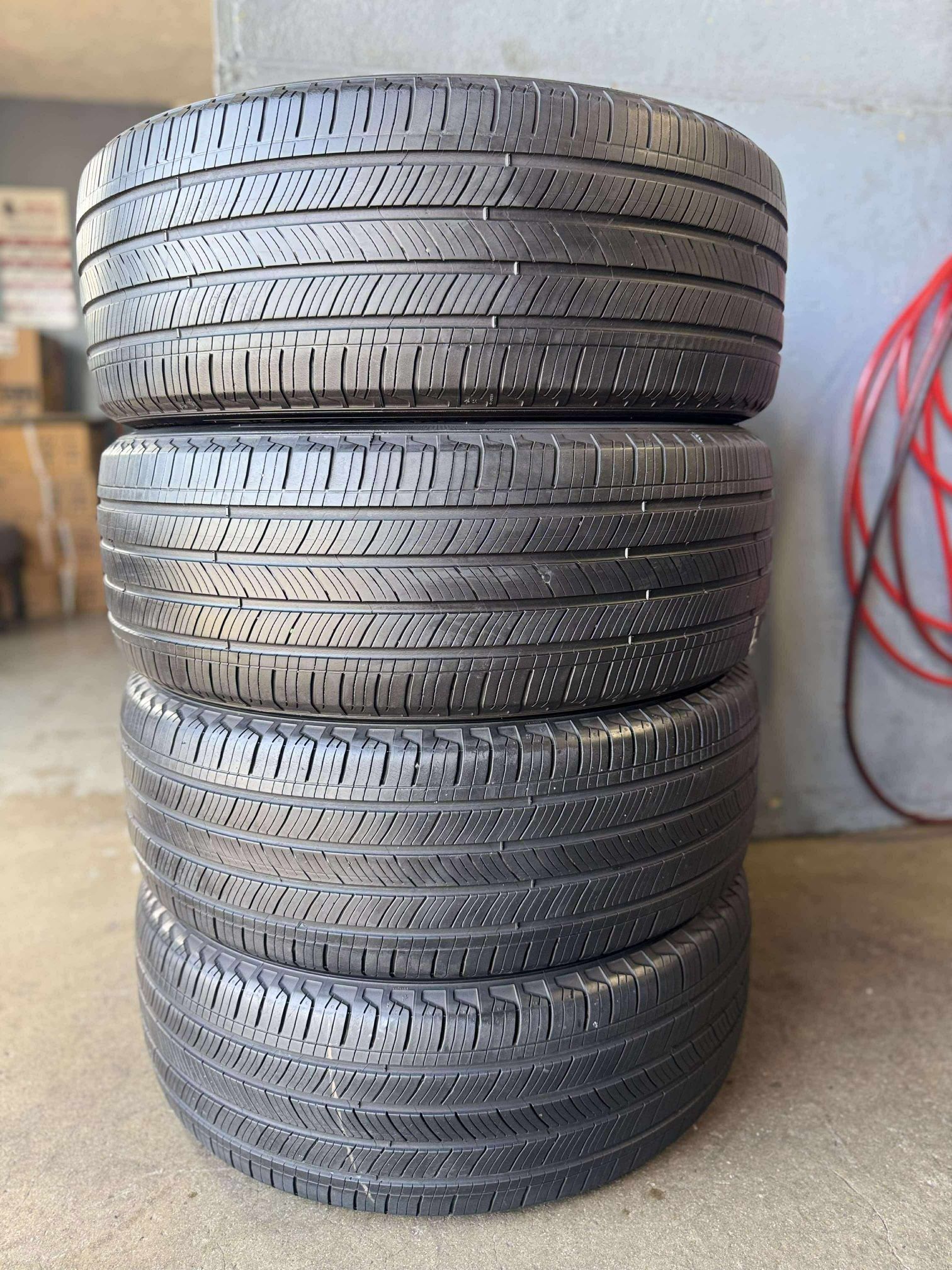 235/55/19. Michelín