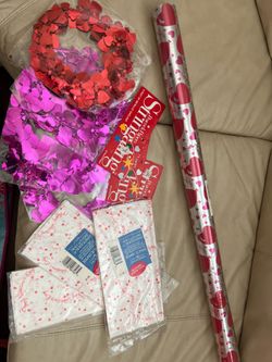 Valentine’s Day Wrapping & Tissue Paper + Heart Gartland