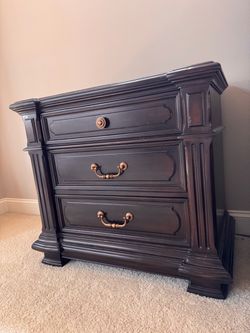 Bernhardt three-drawer chest features