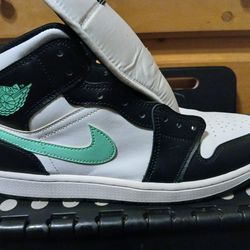 2024
Air Jordan 1 Mid 'Green Glow'