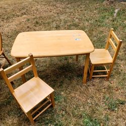Solid wood little kid table and chairs