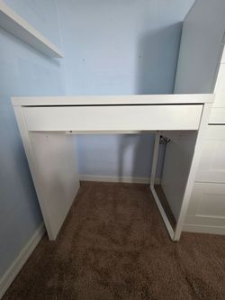 White Modern Desk with Drawer – IKEA MICKE Style – Excellent Condition