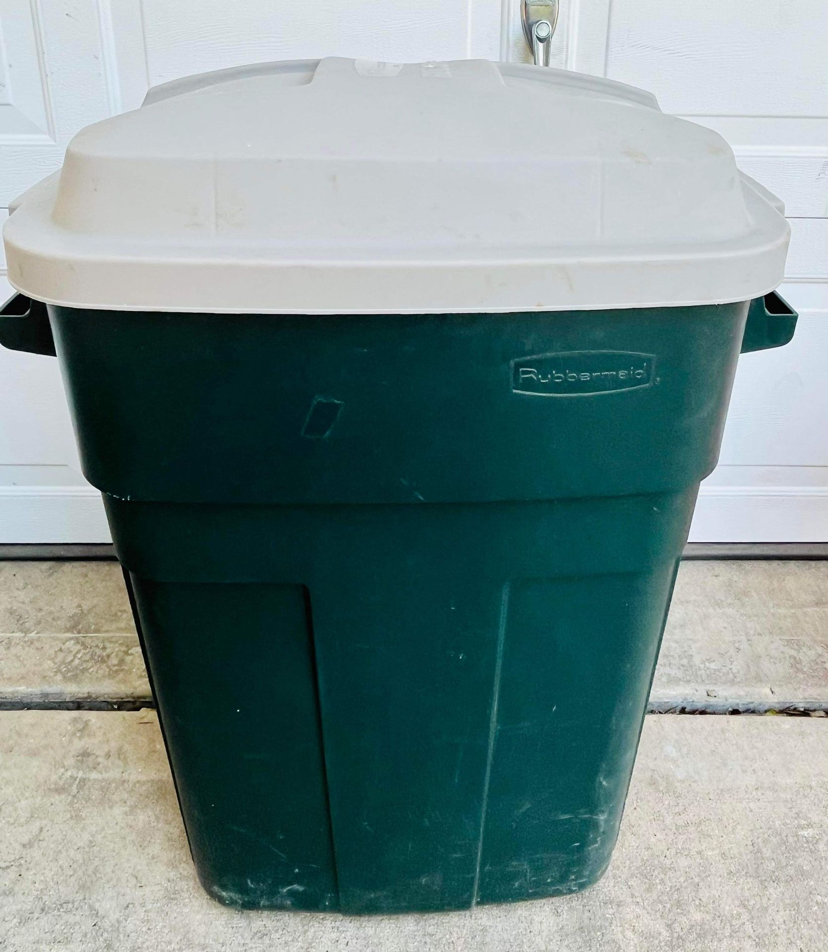 Rubbermaid Roughneck 30 Gallon Rectangular Refuse Recycle Trash Can Bin