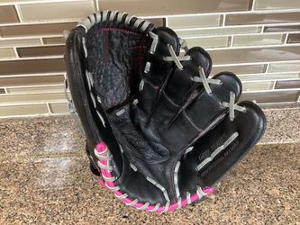 Softball Glove-Louisville Slugger Diva Series. (G)