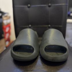 YEEZY SLIDES “DARK ONYX”