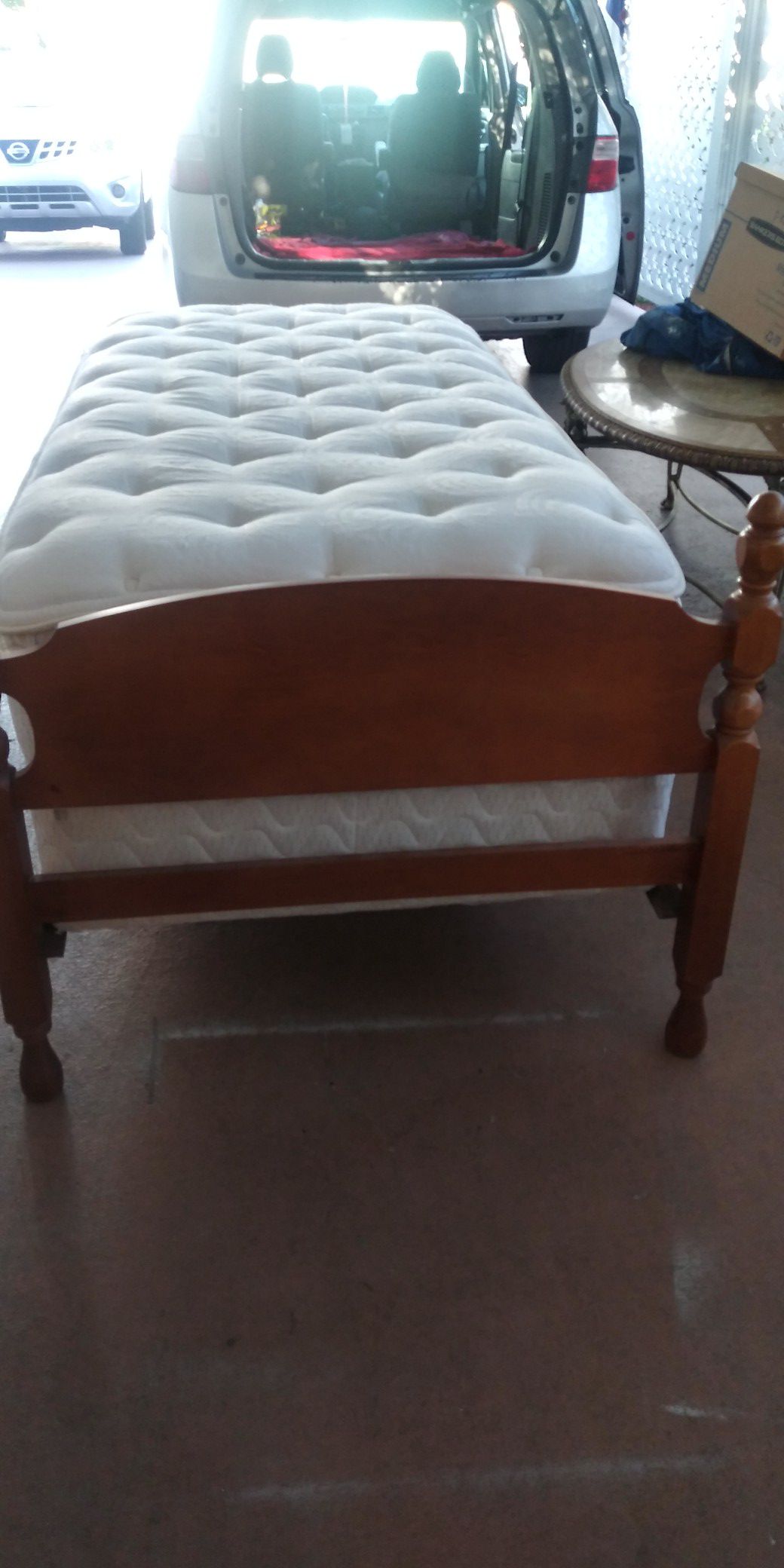 !! Good condition Bed with Pillow Top matress, Box Spring and Metal/Wood Frame!! Delivery included in the price!!