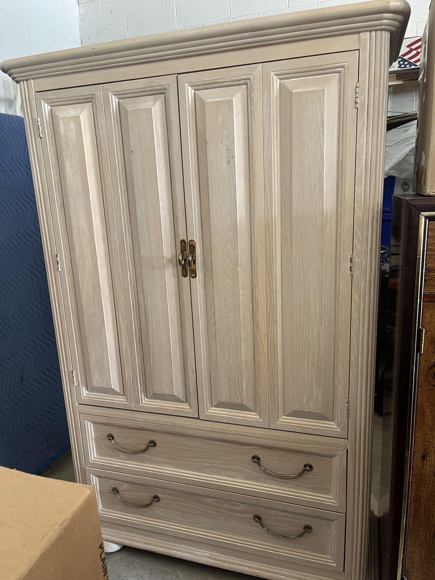Media Cabinet/TV Cabinet/Armoire.
