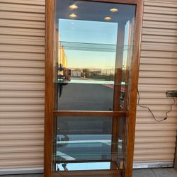 Beautiful curio cabinet with glass shelves And Lights / hermoso gabinete vitrina con repisas de vidrio Y Luces 