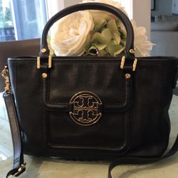 Tory Burch Amanda Crossbody Bag for Sale in New York, NY - OfferUp