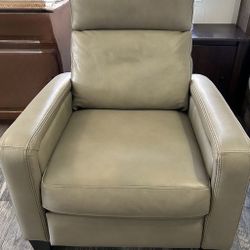Rooms To go Recliner