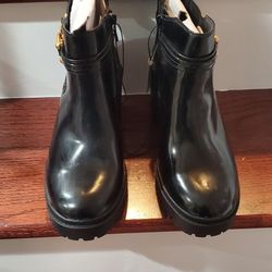 Black Lug Sole 9.5WW Bootie With Gold Chain Accent