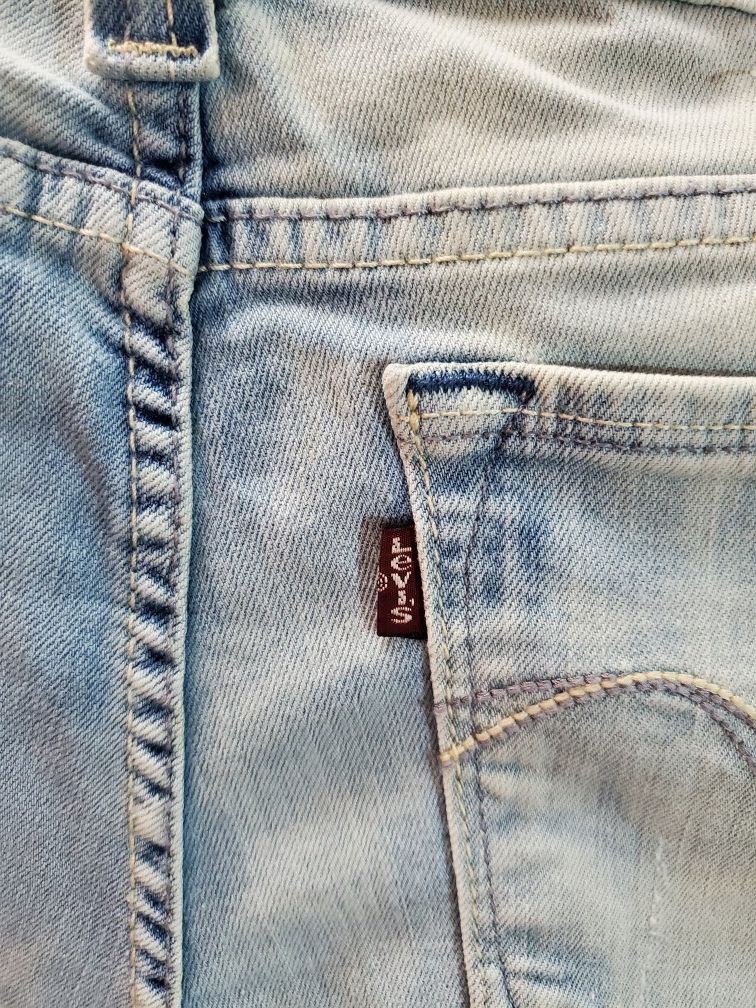 Size 9 women's low rise Levi jeans - removed tag never worn