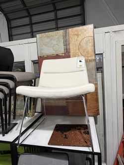 Thompson Modern Accent Lounge Chair – $300 📦 Florida