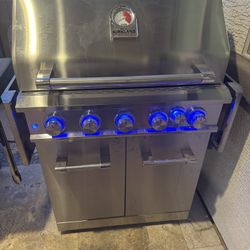 Kirkland Signature 6-burner 63,000 BTU Propane Gas BBQ Grill with Cover,one time used,I have 2 and don’t use it 