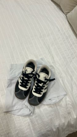 ADIDA SHOES ( 3 / and a half )