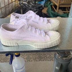 Woman’s White Canvas Sneakers 