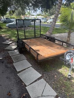 5x8 utility trailer. Like new.  Registration  in hand