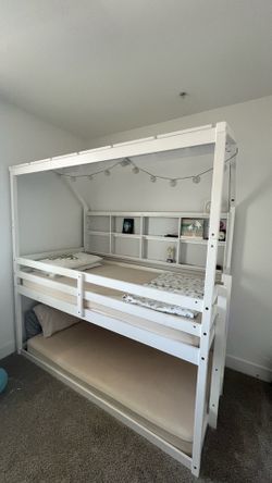 Twin Over Twin House Bunk Bed – Excellent Condition – LED Lights Included