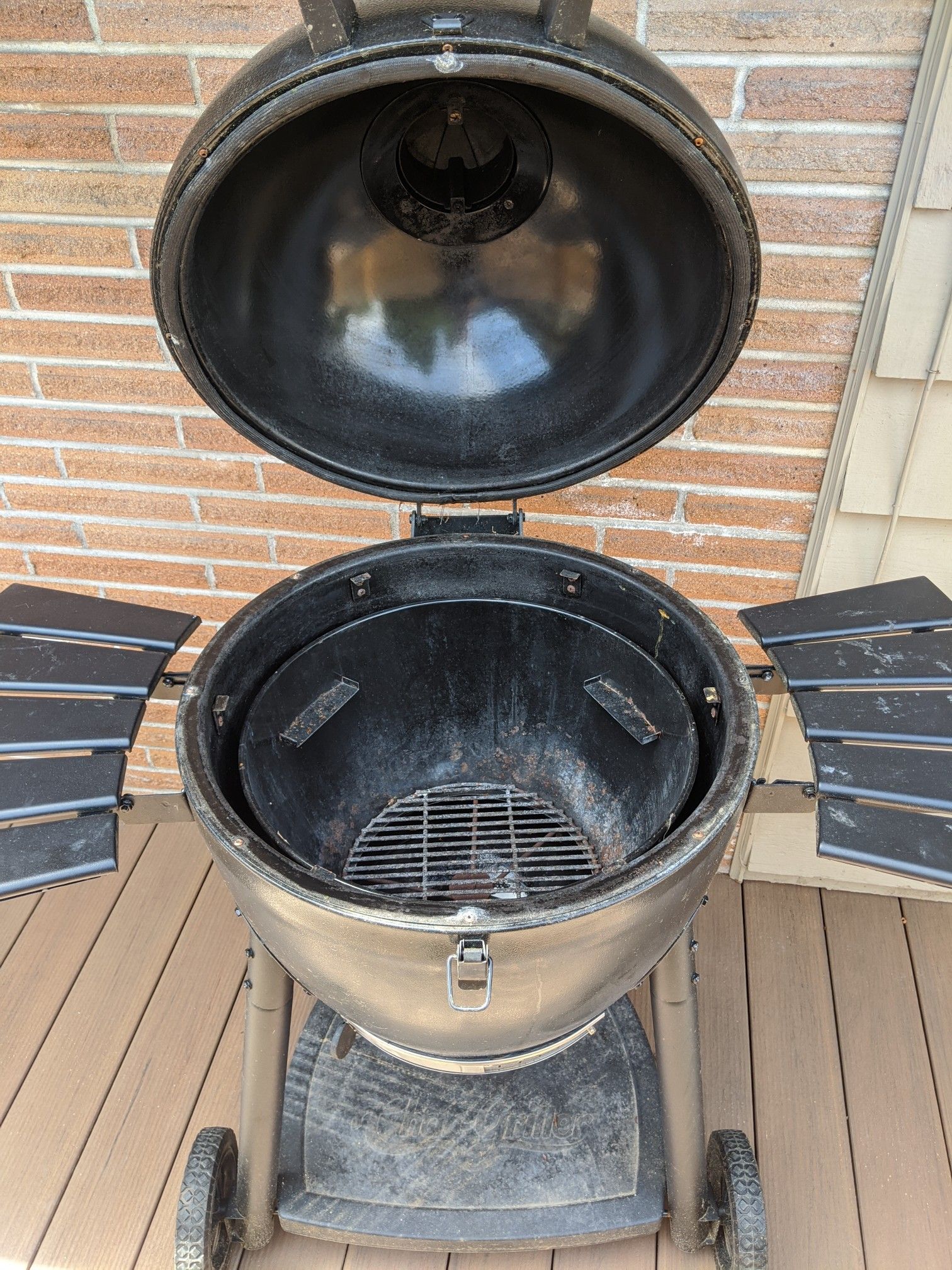 CharGriller Akorn kamado grill for Sale in Seattle, WA OfferUp