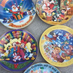 5 porcelain Plates Collections Of Disney 