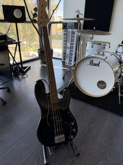 Squier P Bass