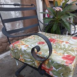 Iron Chair 💺whit  Cushion