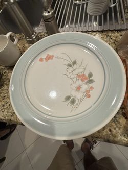 Vintage Set 4 Plates And 4 Cups