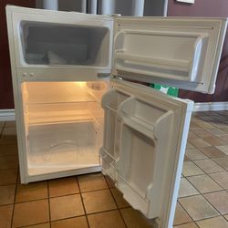 Mini Fridge 