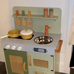 WOODEN CHILDRENS KITCHEN WITH ACCESSORIES INCLUDED ! 