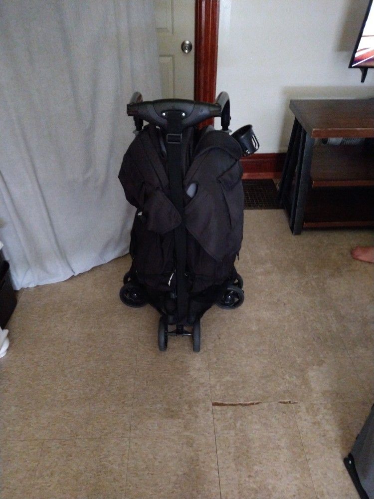 I'm Selling This Two Seat Double Stroller For $100 Nothing Wrong With It Used It Twice My Babies Don't Like It Got A New One