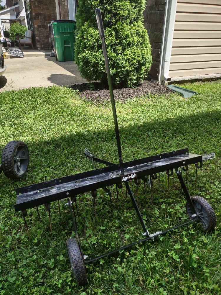 Dethatcher Agri-Fab 40-in Tow-behind Tractor Garden Lawn Grass Rake Pull Behind Landscaping