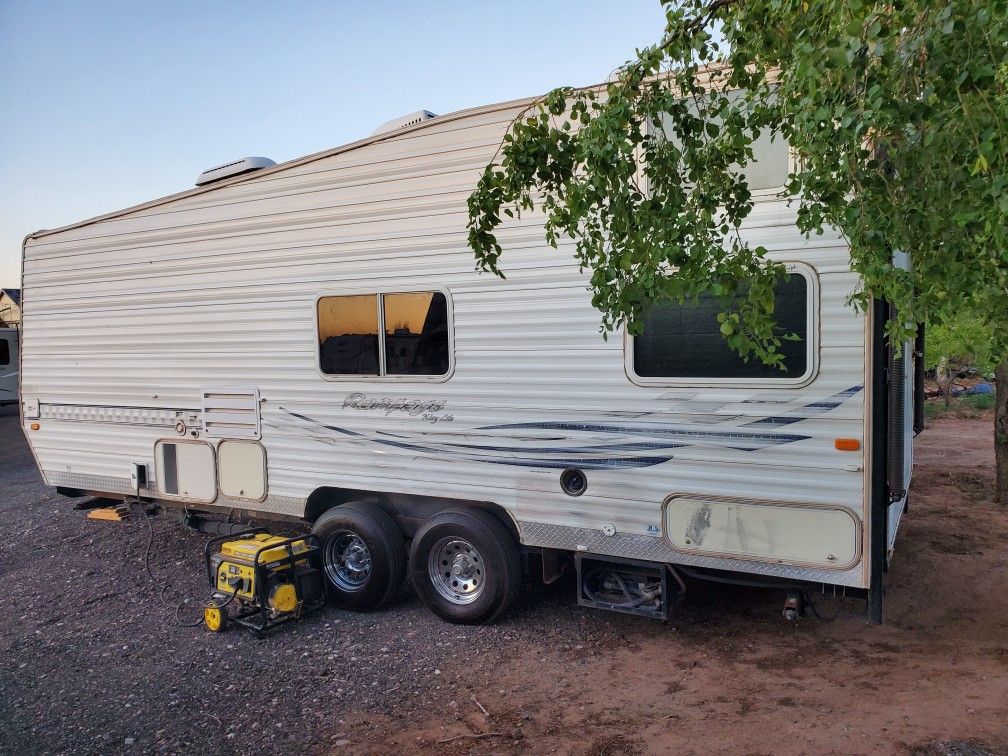 2005 Rampage 22 ft toy hauler clean with generator